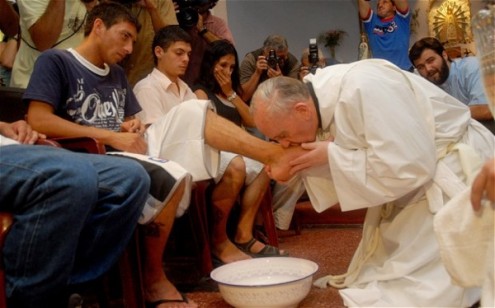 PopeFrancis-washing-feet-young-people-