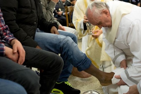 pope_francis_washes_feet_29_03_2013