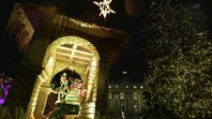 Vatican khánh thành hang đá và thắp sáng cây thông Giáng Sinh tại quảng trường thánh Phêrô