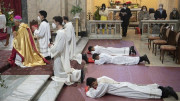 Đức cha Tổng trưởng Bộ Giáo sĩ truyền chức cho 2 linh mục và 1 phó tế người Việt tại Roma