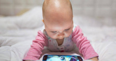 Cha mẹ sử dụng thiết bị điện tử có thể ảnh hưởng đến trẻ như thế nào?