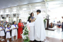 Tin ảnh: Gx. Lam Sơn: Thánh lễ ban Bí tích Thánh Thể lần đầu- Ngày 26.6.2022