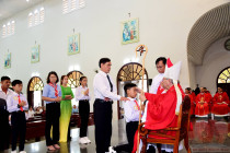 Gx. Bông Trang: Đức Cha Emmanuel ban Bí tích Thêm sức cho 71 thiếu nhi- 08.8.2022