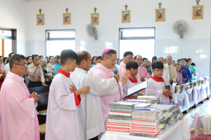 Gx. Long Tân: Thánh lễ tạ ơn và nghi thức làm phép viên đá xây dựng thánh đường