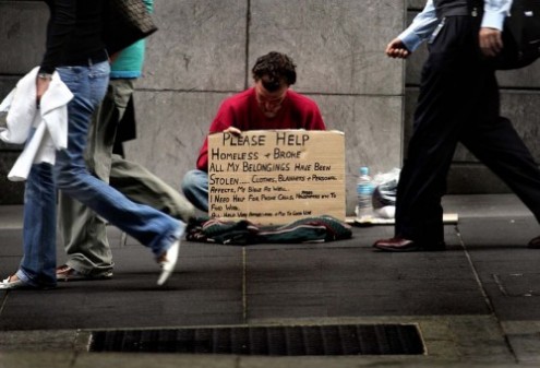 Homeless-man-ignored-Should-Christians-give-to-the-poor-e1352977434256
