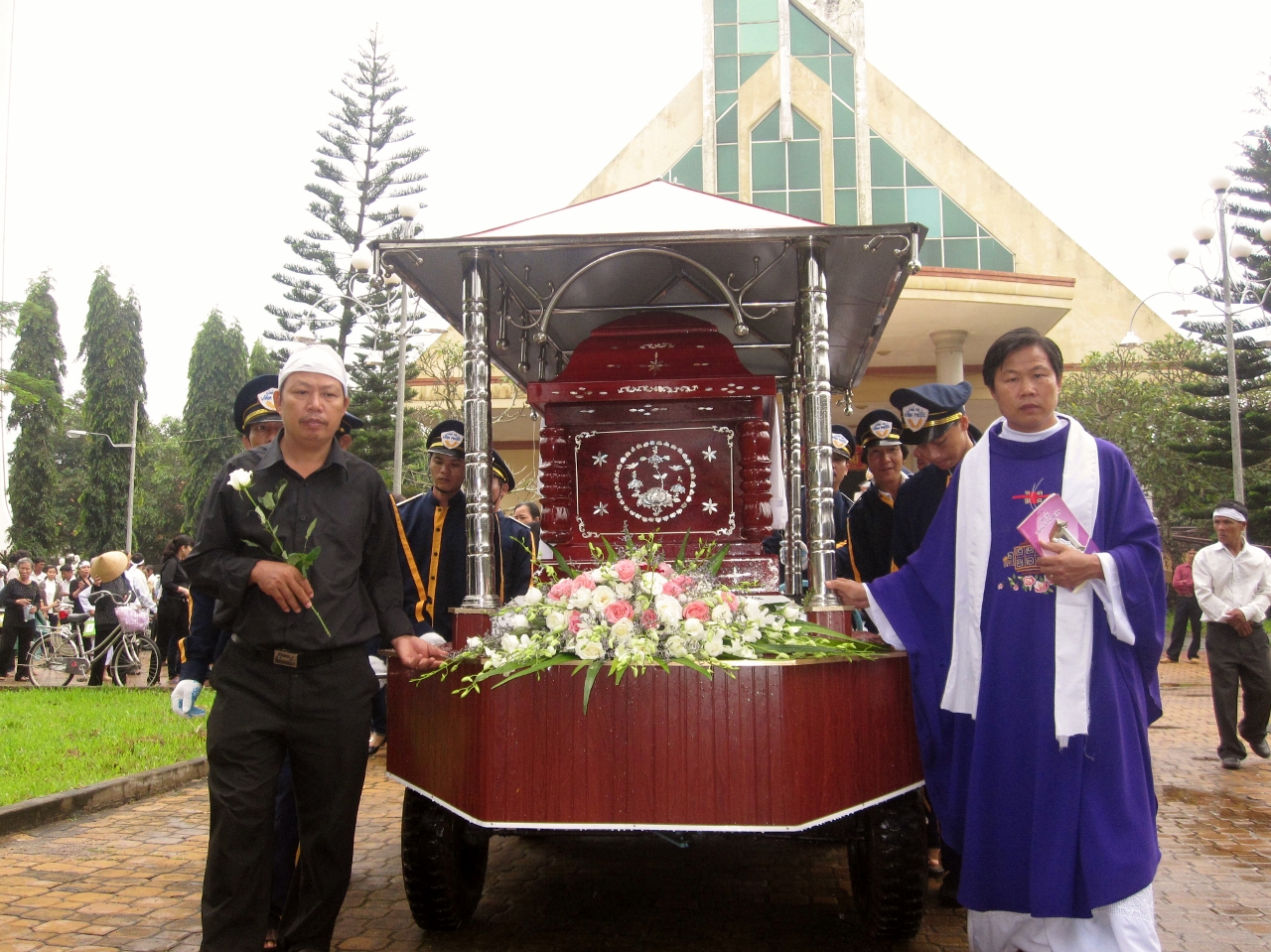 [Tin ảnh]: THÁNH LỄ AN TÁNG BÀ CỐ ANNA – THÂN MẪU CHA GIUSE TRẦN HỮU LÂM, CHÁNH XỨ LONG ĐIỀN