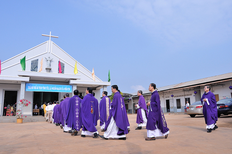 GIÁO XỨ BÌNH BA CHẦU THÁNH THỂ THAY GIÁO PHẬN