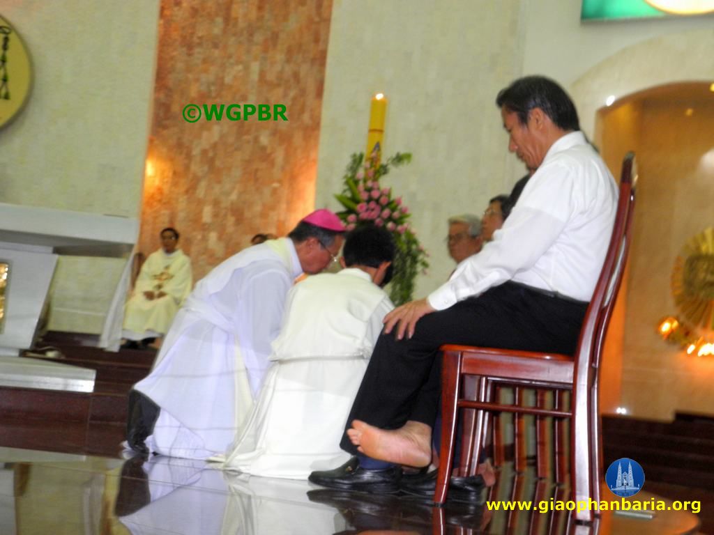 Đức Giám mục cử hành Thánh lễ tưởng niệm bữa tiệc ly của Chúa