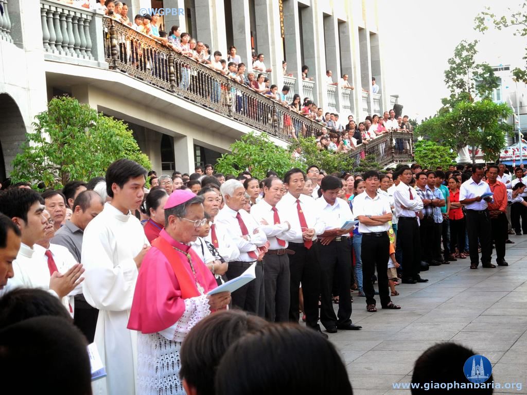 Đức Giám mục Giáo phận chủ sự nghi lễ Chiều Thứ sáu Tuần Thánh