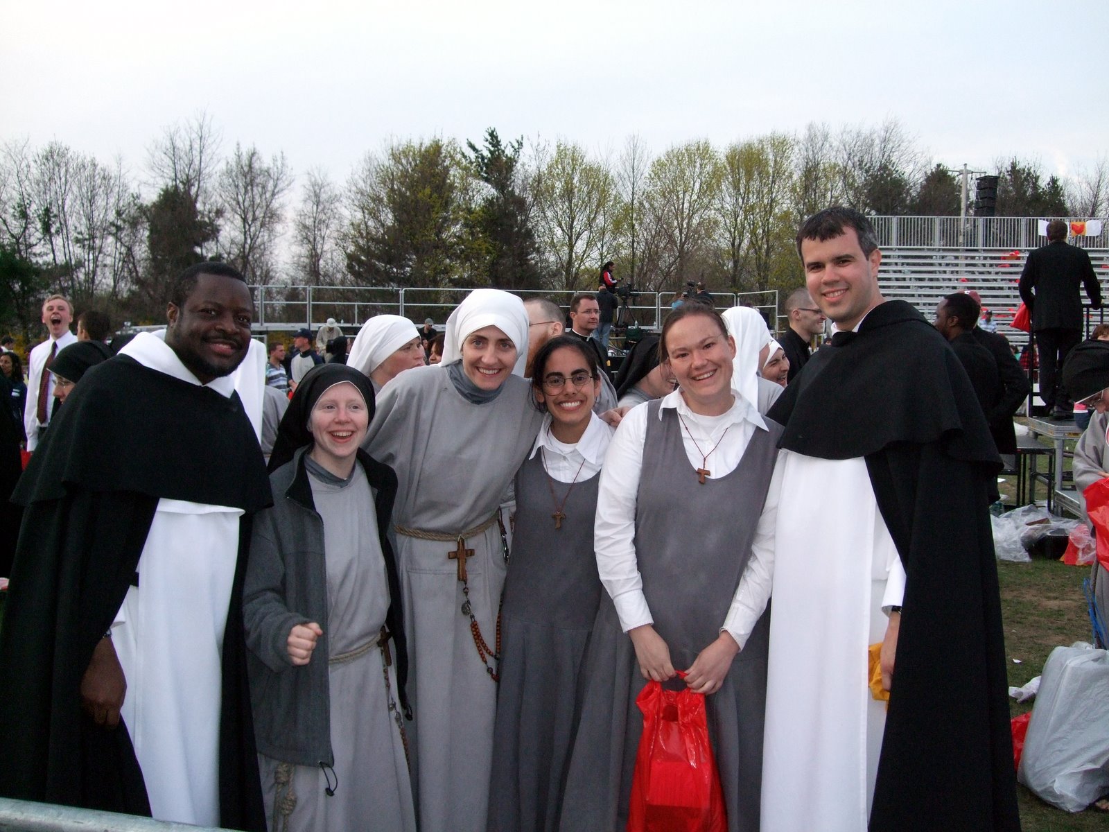 Phút cầu nguyện: Cầu nguyện cho người sống đời thánh hiến