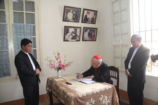 ĐHY Fernando Filoni kính viếng Nhà Lưu Niệm vị Tôi Tớ Chúa, Đức Cố Hồng Y Phanxicô Xavie Nguyễn Văn Thuận, tại Phủ Cam