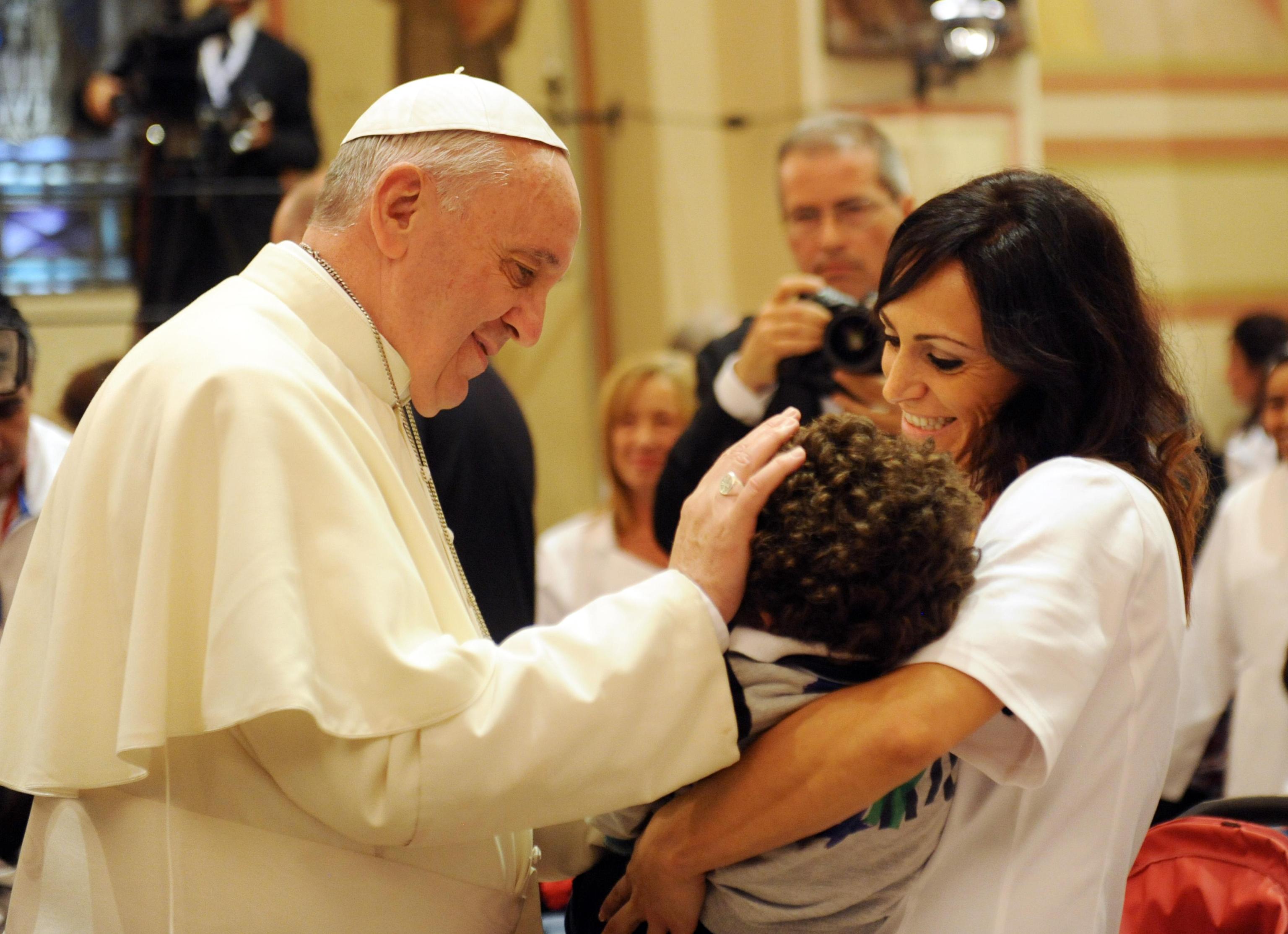 Cần phải biết lắng nghe, trọng kính và trợ giúp các bà mẹ nhiều hơn