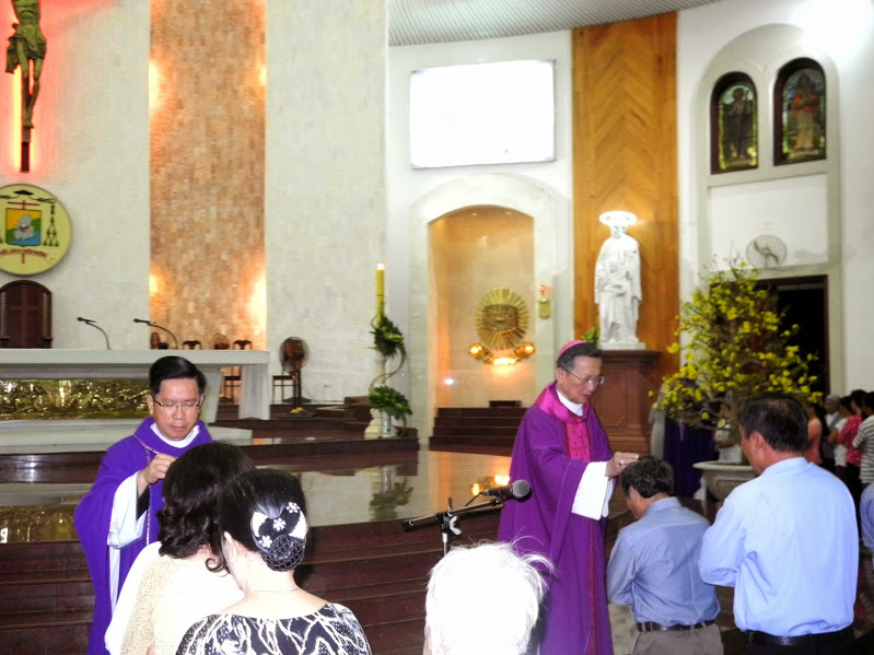 Đức Giám mục cử hành Lễ Tro bắt đầu Mùa Chay Thánh năm 2015