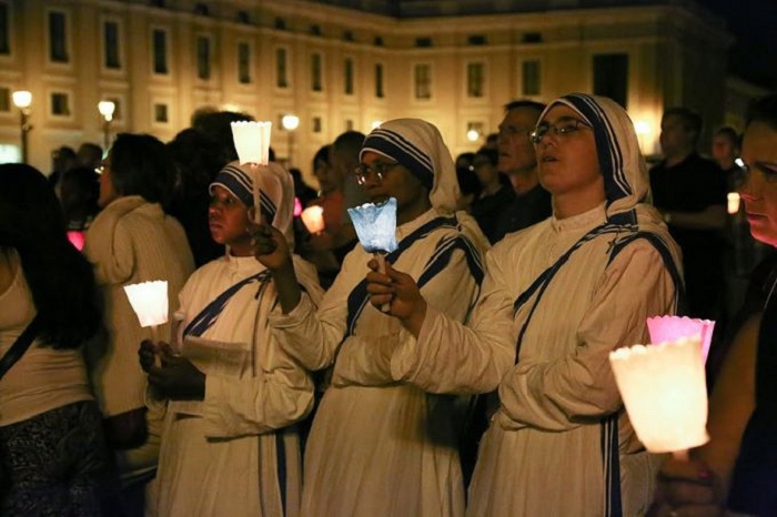 Missionaries_of_Charity_at_prayer_gathering_for_Pope_Francis_with_Cardinal_Angelo_Comastri_in_St_Peters_Square_on_June_19_2015_Credit_Daniel_Iba_n_ez_CNA_6_19_15