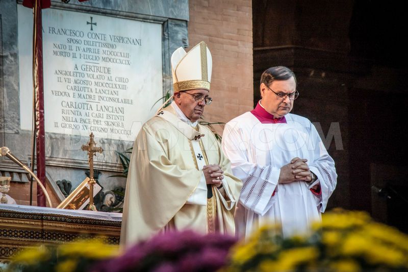 1446434608-pope-francis-celebrates-mass-for-all-saints_8949226