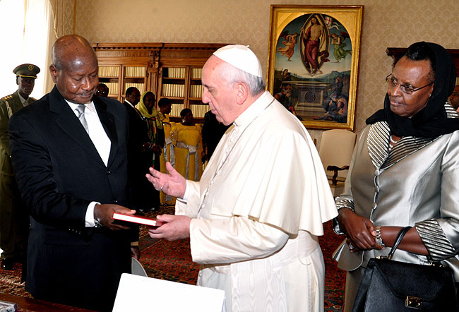 Đức Thánh Cha Phanxicô tông du châu Phi – Gặp các giới chức chính quyền Uganda và Ngoại giao đoàn