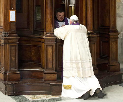 pope-francis-goes-to-confession-3