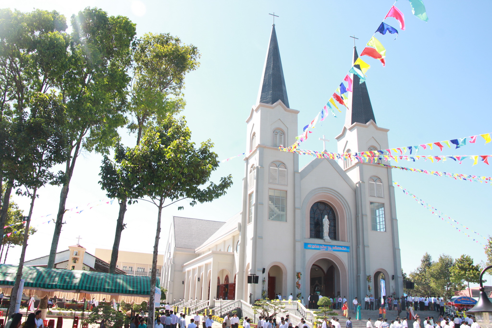 GIÁO XỨ VINH TRUNG: THÁNH LỄ MỪNG NGỌC KHÁNH THÀNH LẬP GIÁO XỨ VÀ CUNG HIẾN THÁNH ĐƯỜNG