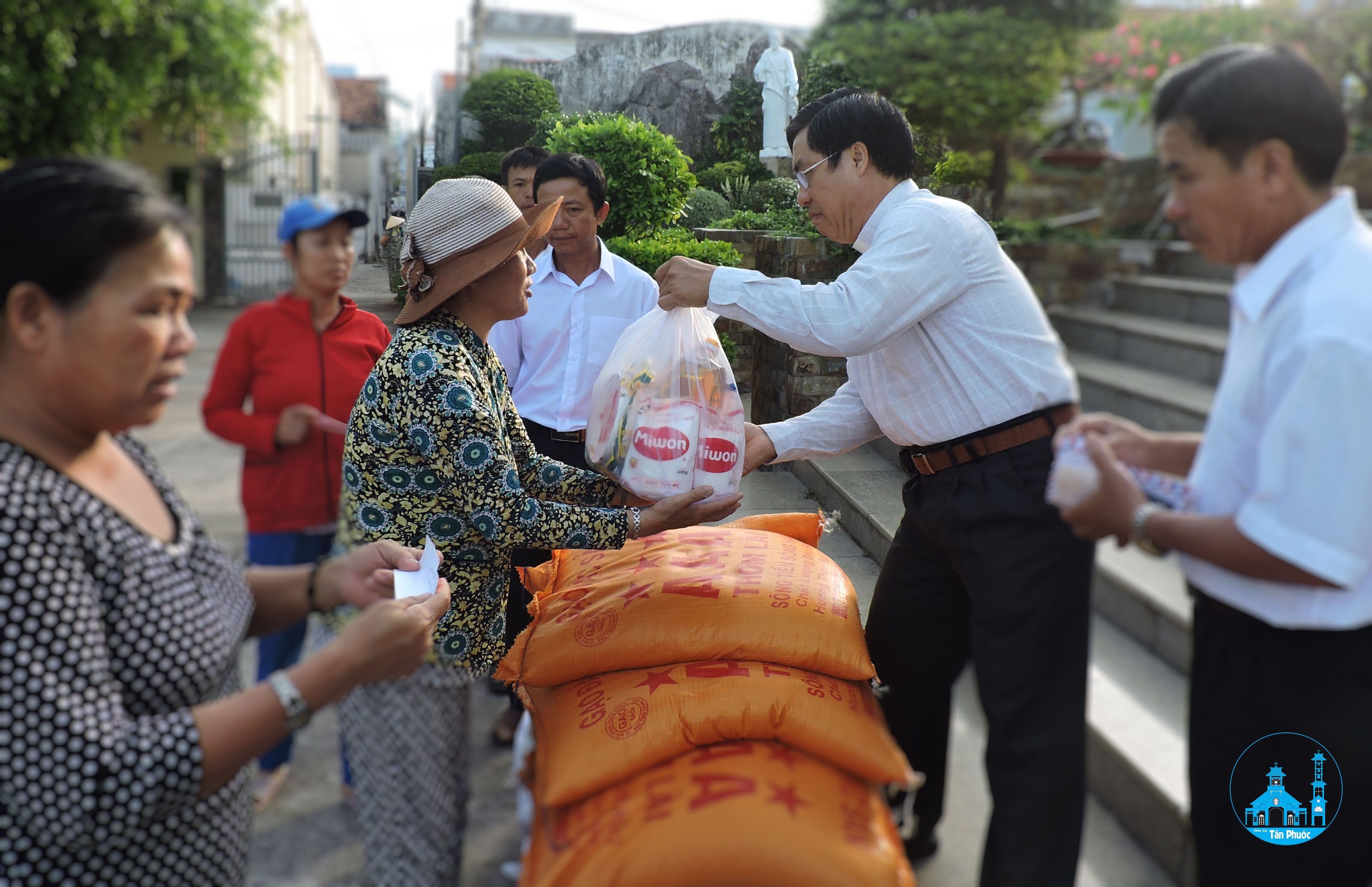 Giáo xứ Tân Phước: Phát quà mừng xuân cho các hộ có hoàn cảnh khó khăn