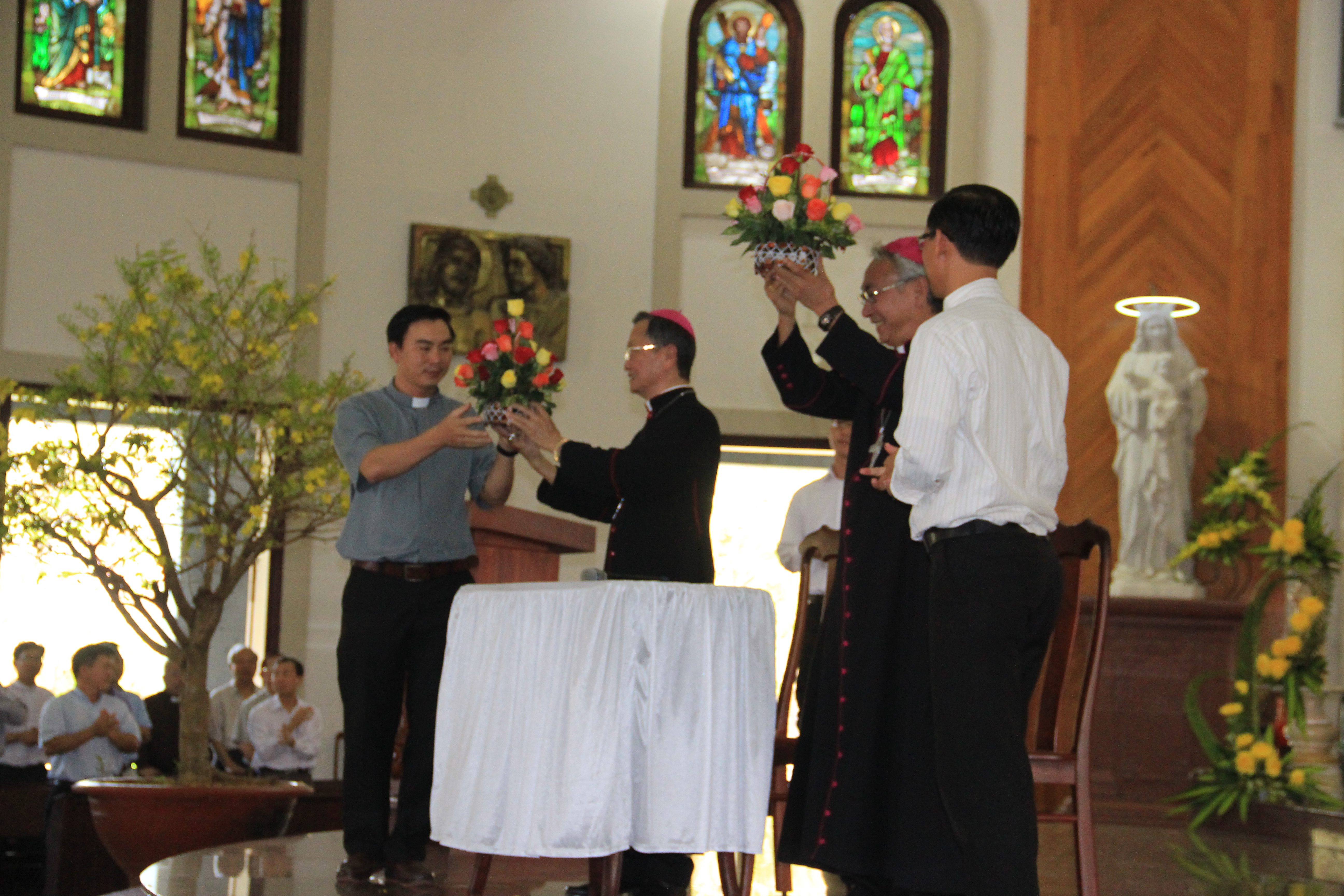 Tin ảnh: Linh mục đoàn giáo phận  họp mặt tất niên và mừng xuân mới