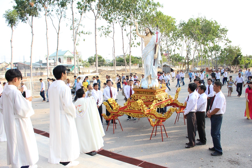 Tin ảnh: Giáo xứ Lam Sơn: Cử hành Phụng vụ Lễ Phục Sinh