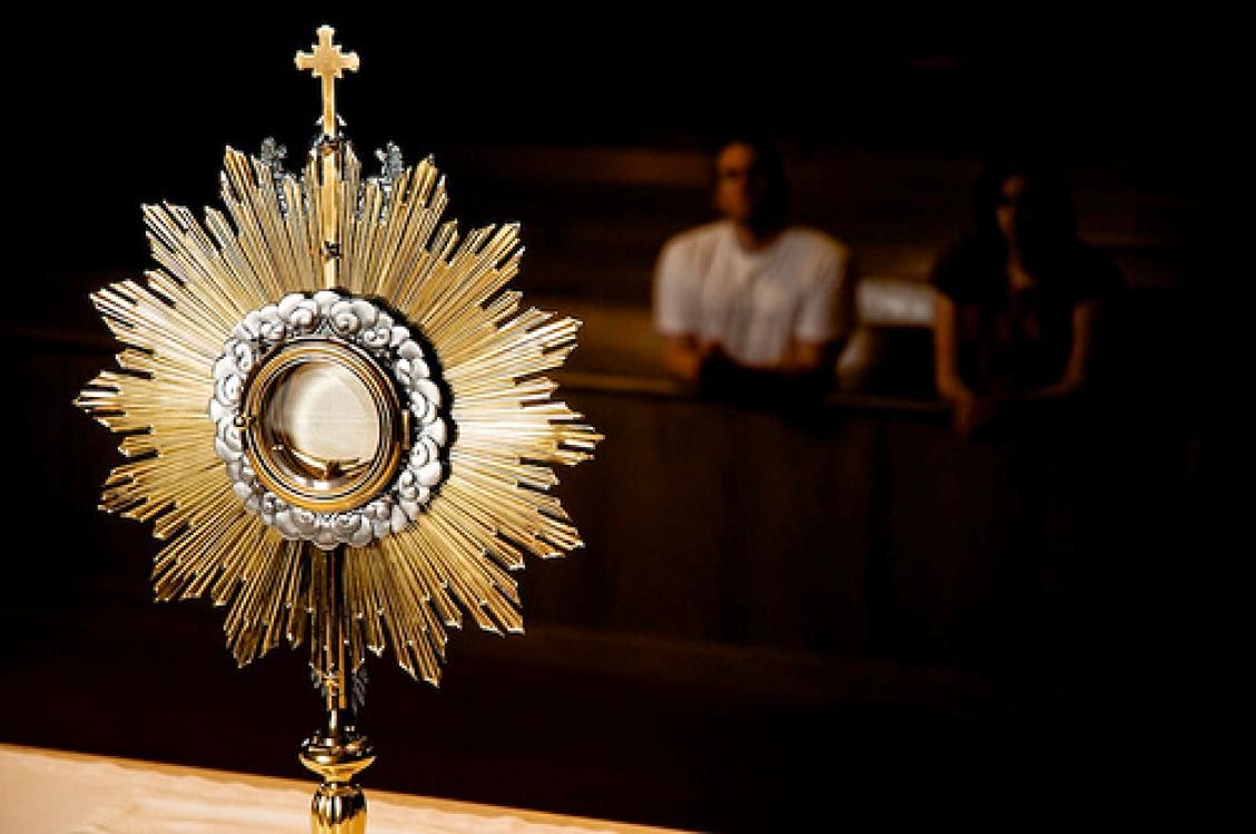 CHẦU THÁNH THỂ TỐI THỨ NĂM TUẦN THÁNH - 2016