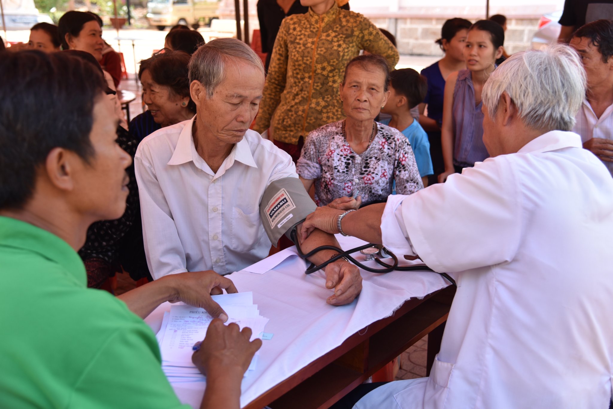 Tin ảnh: Ban Caritas Hạt Bình Giả tổ chức khám bệnh