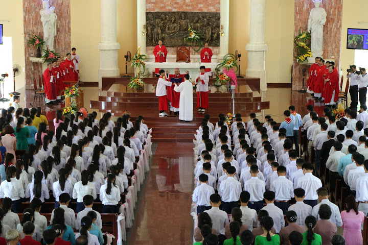 Giáo xứ Long Tâm: Đức Cha Phó Emmanuel ban Bí tích Thêm Sức cho 124 em thiếu nhi và 4 thanh thiếu niên