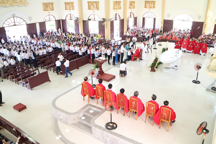 Giáo xứ Long Hải: Đức Cha Phó Emmanuel ban Bí Tích Thêm Sức cho 165 em thiếu nhi