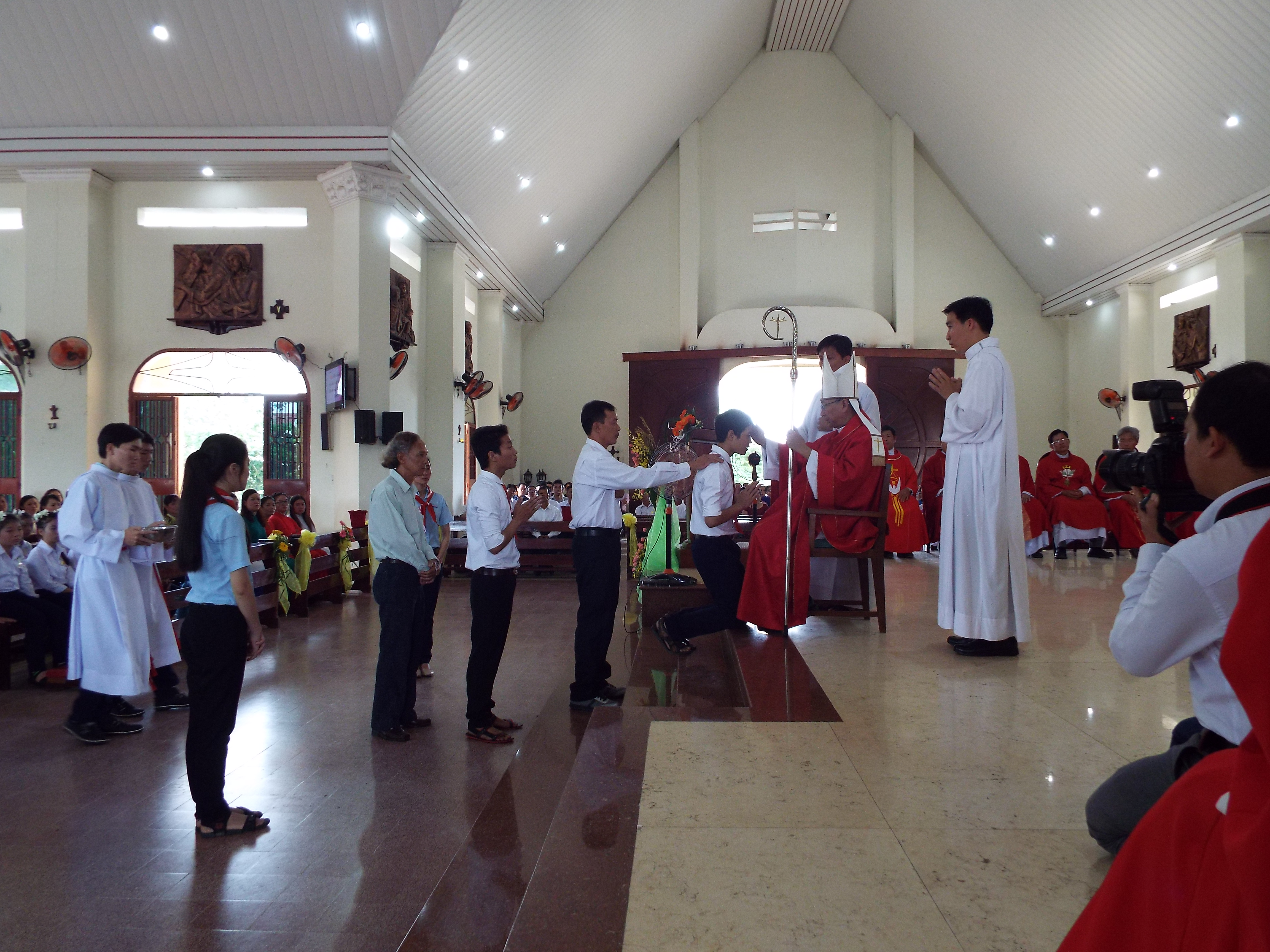 Giáo xứ Hải Sơn: Đức Cha Emmanuel ban Bí tích Thêm Sức cho 87 Thiếu nhi và 03 Tân tòng