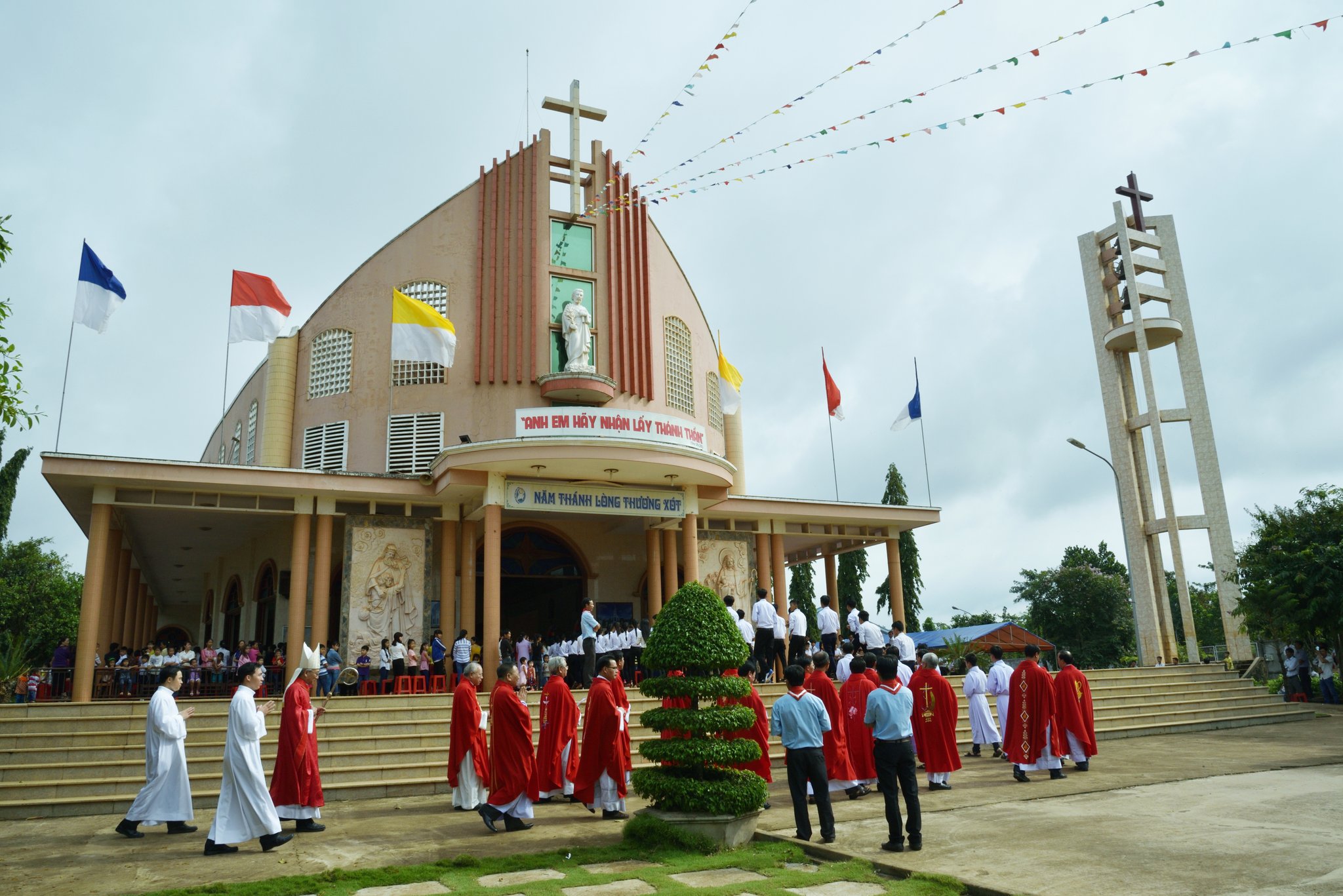 Giáo xứ Hòa Thuận: Đức Cha Emmanuel dâng lễ ban Bí tích Thêm Sức