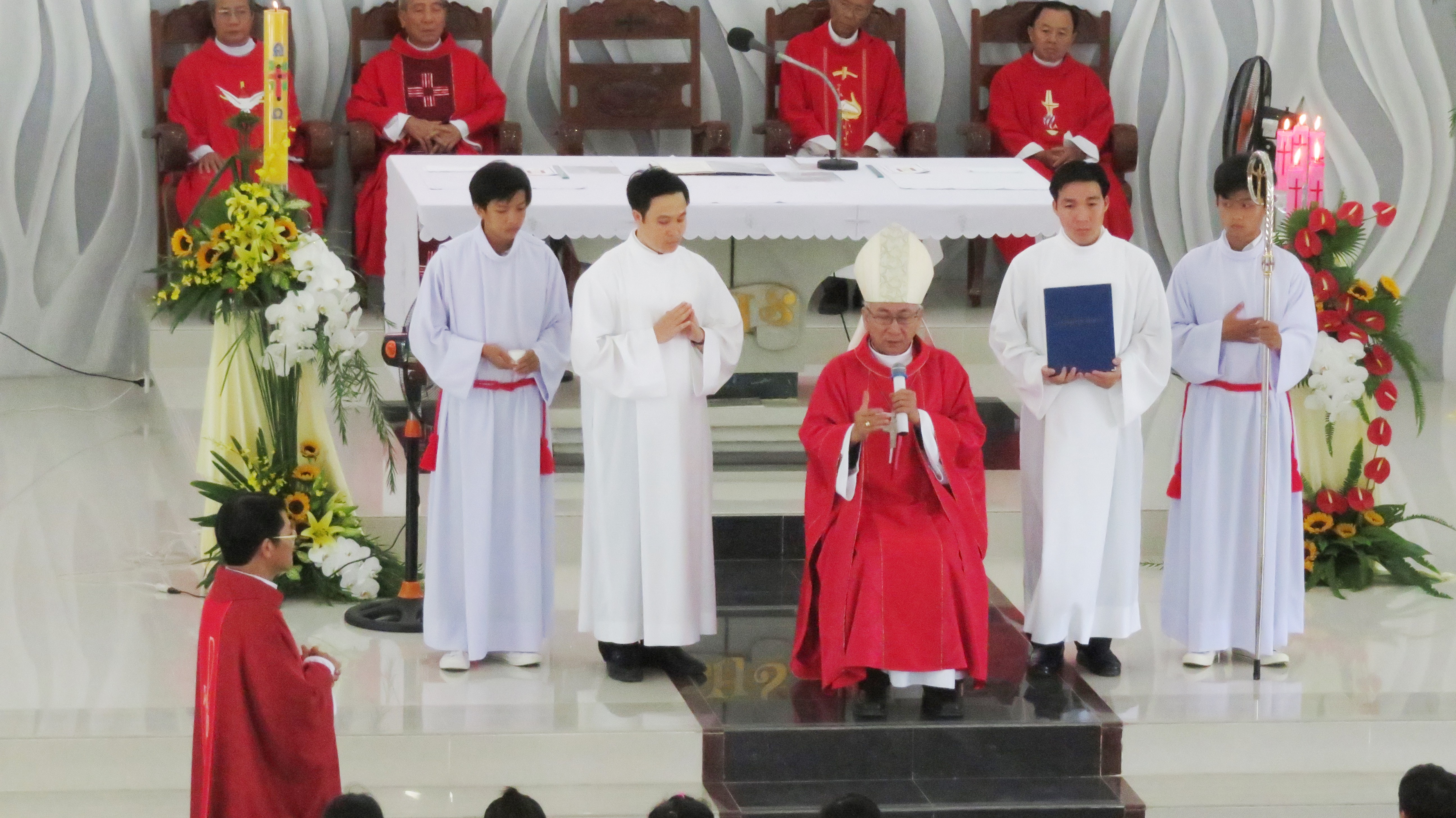 Giáo xứ Thanh Phong:  Đức Cha Phó Emmanuel dâng lễ ban Bí tích Thêm Sức cho 105 em thiếu nhi  và 4 thanh thiếu niên