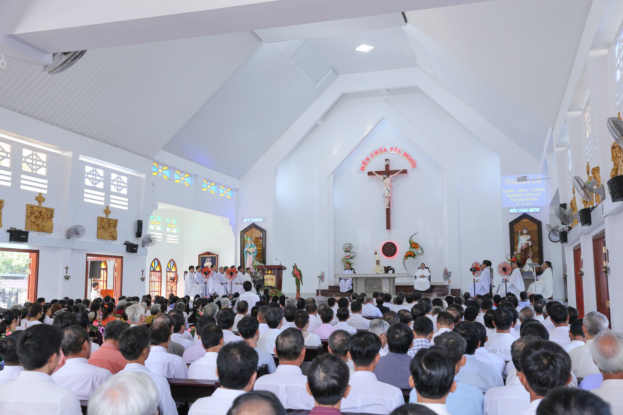 Giáo xứ Trung Đồng: Thánh lễ Cung hiến nhà thờ và Thánh hiến bàn thờ