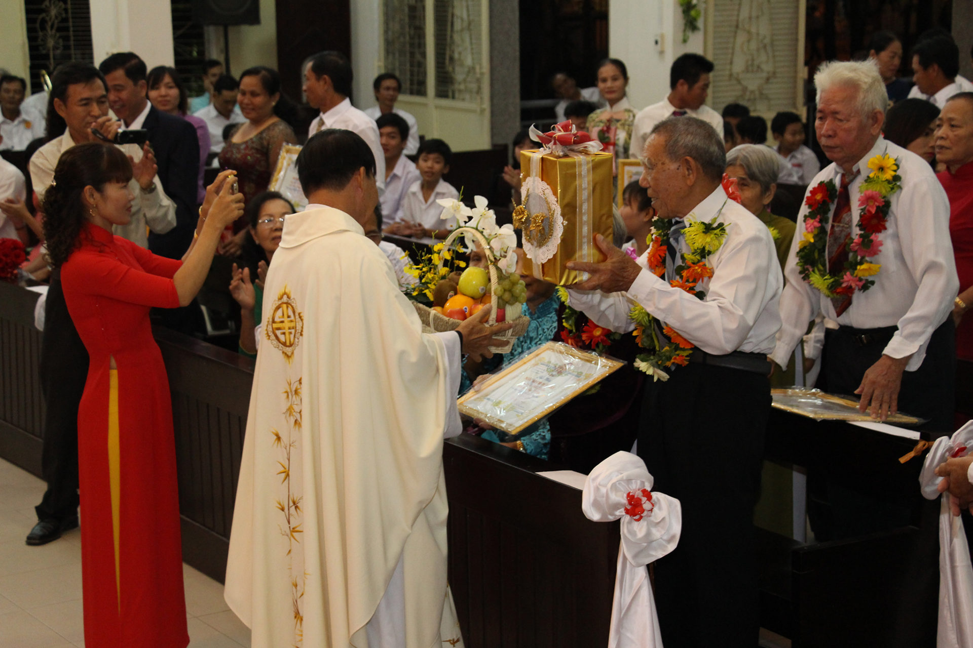 Tin Ảnh: Giáo xứ Lam Sơn: Mừng Lễ Thánh Gia Thất và kỷ  niệm ngày cưới của 60 đôi vợ chồng