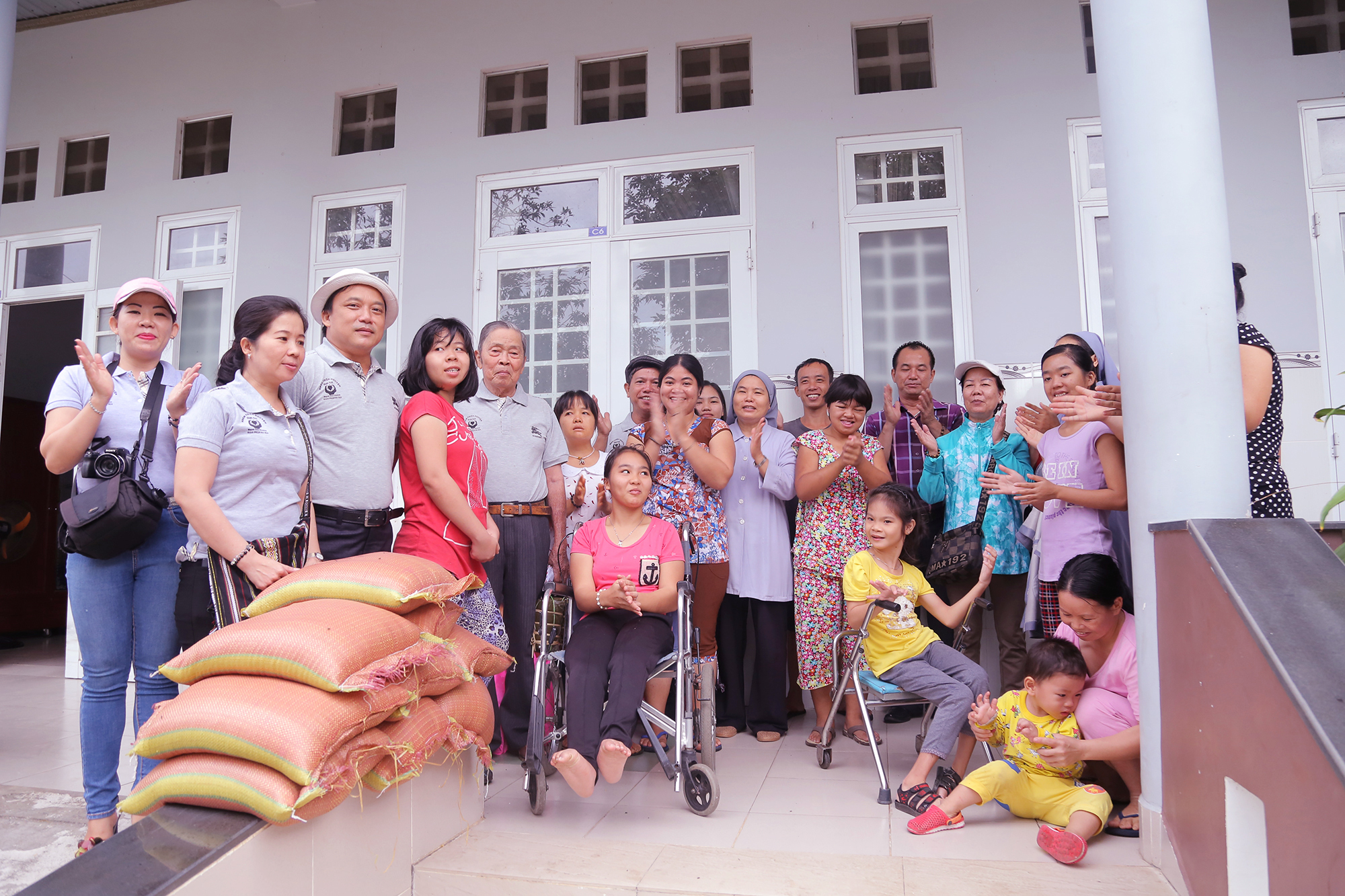Giới trẻ Huynh đoàn Đaminh Giáo phận Bà Rịa chia sẻ niềm vui Giáng sinh với các cụ già neo đơn và trẻ em mồ côi,  khuyết tật