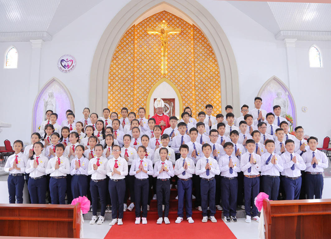 Giáo xứ Long Toàn: Đức cha Phó Emmanuel ban Bí tích Thêm sức cho 70 thiếu nhi trong giáo xứ