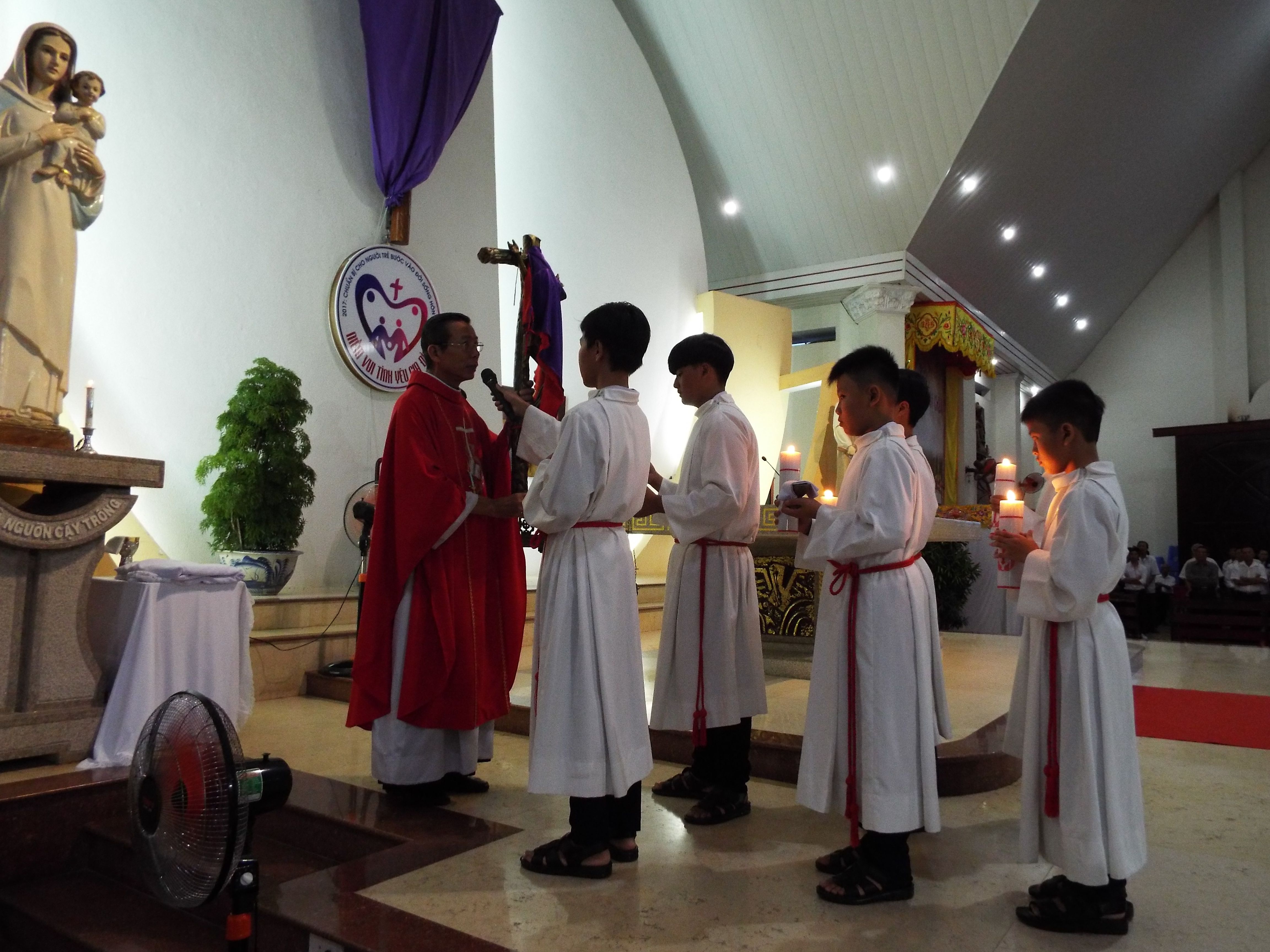 Tin ảnh: Giáo xứ Hải Sơn:  Cử Hành Phụng Vụ Thứ Sáu Tuần Thánh 2017