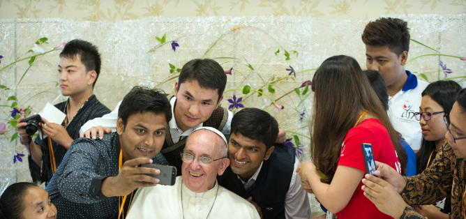 Đức Thánh Cha lắng nghe và nói với các bạn trẻ tại Roma, 08.4.2017