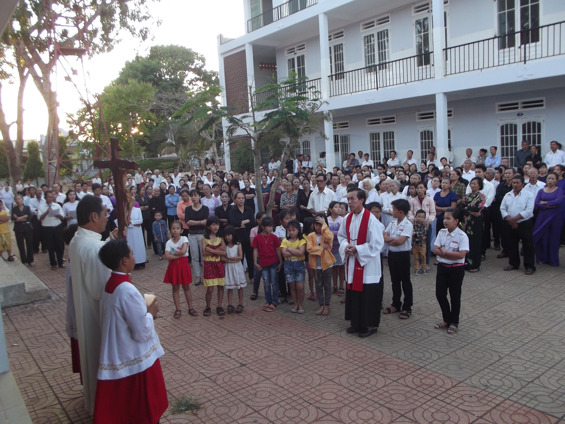 Tin ảnh: Giáo xứ Thiện Phước: Cử hành phụng vụ Thứ Sáu Tuần thánh 2017