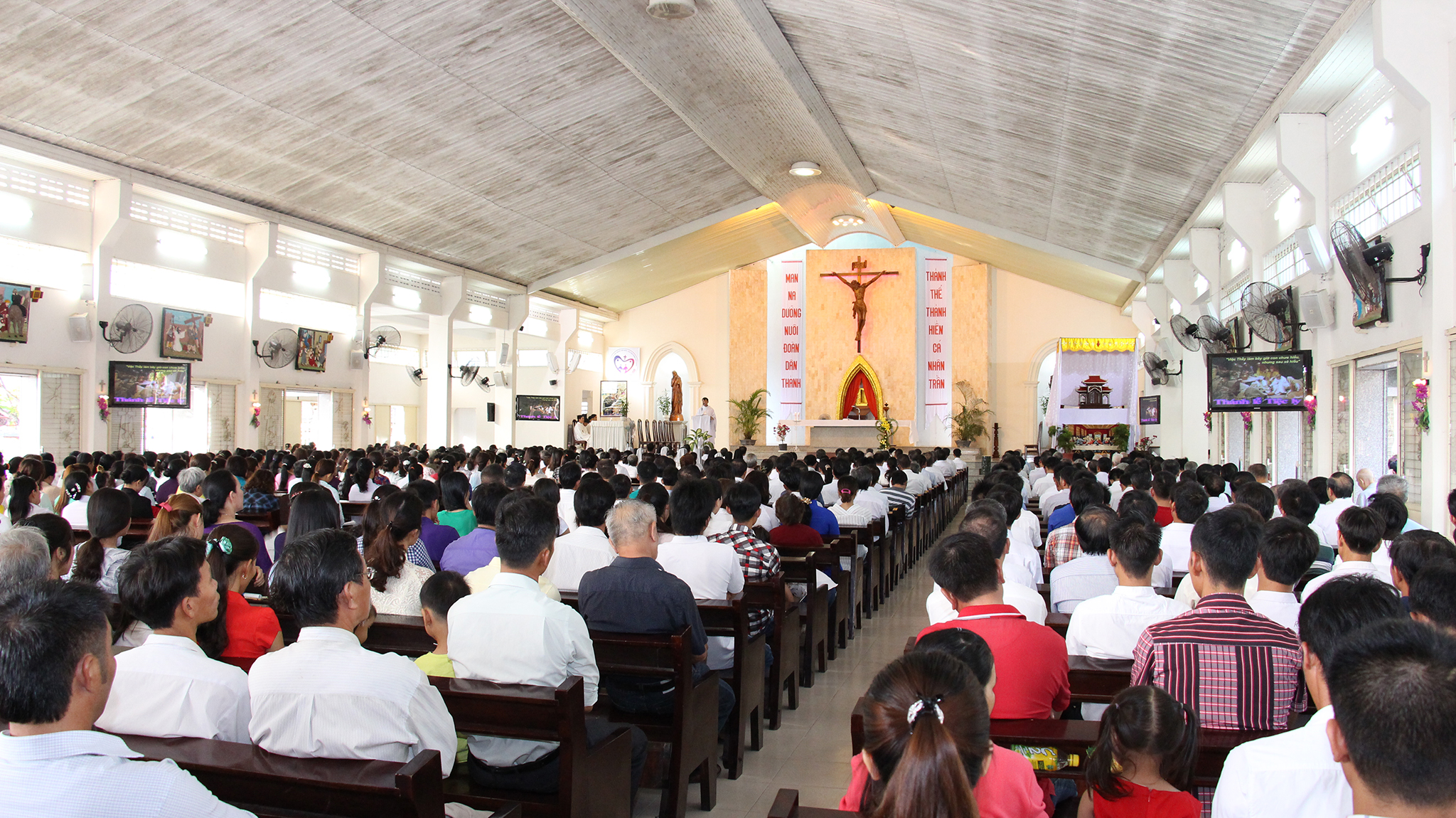 Tin ảnh: Giáo xứ Lam Sơn: Thánh lễ Tiệc ly- Thứ Năm Tuần Thánh 2017