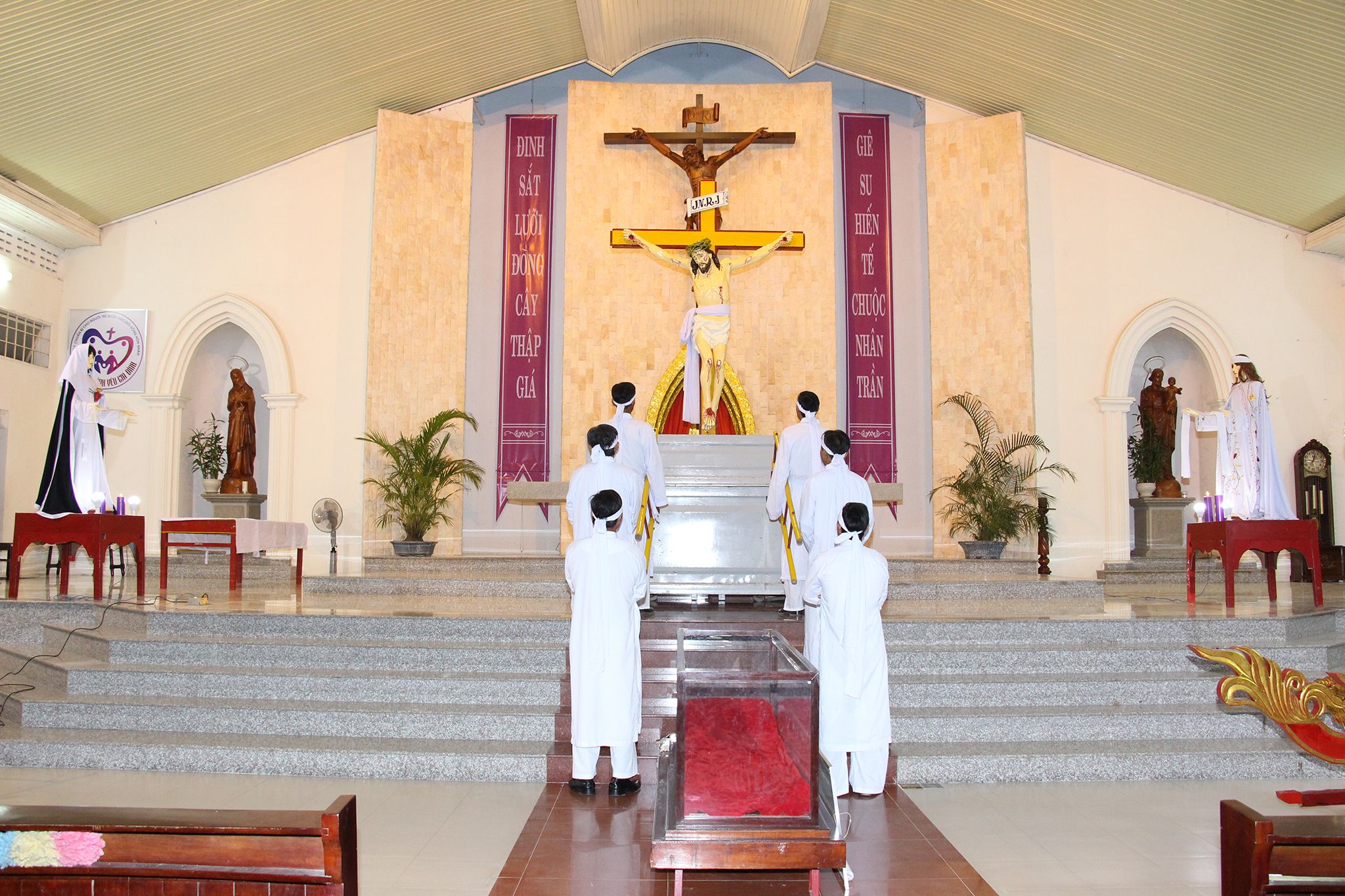 Giáo xứ Lam Sơn: Cử hành Phụng vụ Thứ Sáu Tuần Thánh 2017