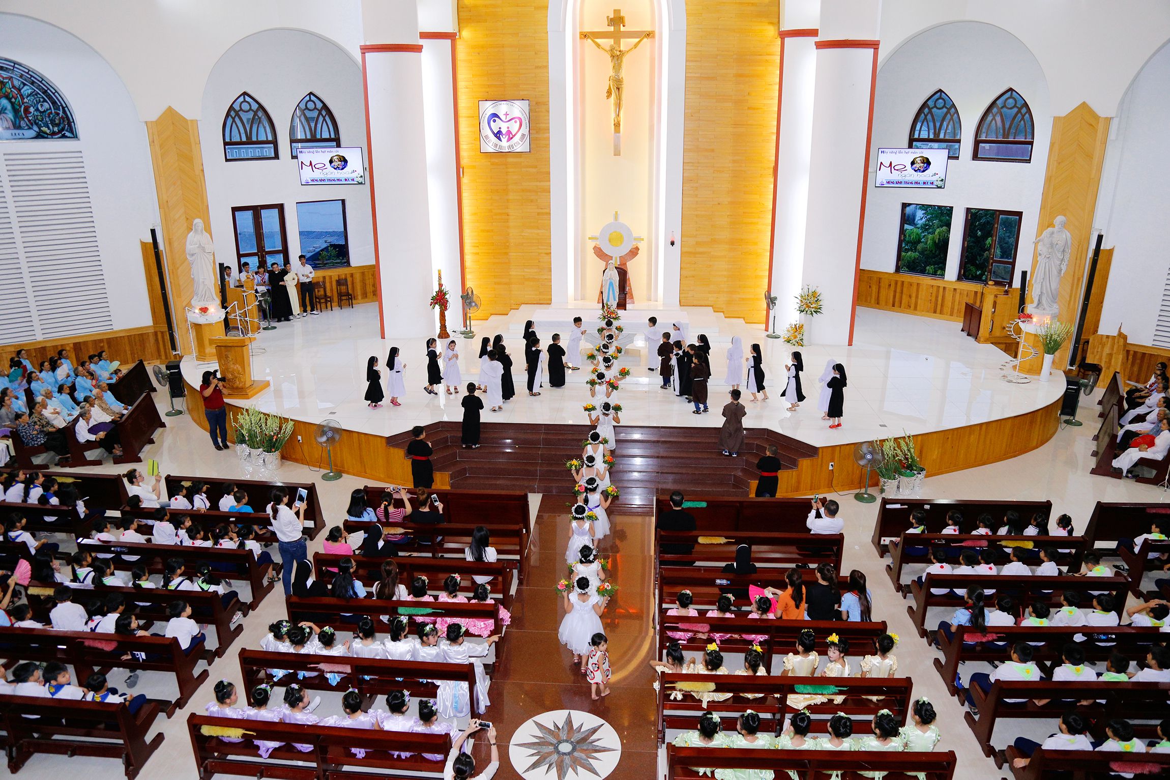 Giáo xứ Long Hương: Khai mạc Tháng Hoa 2017 và Thánh lễ Mừng Kính Thánh Giuse Thợ