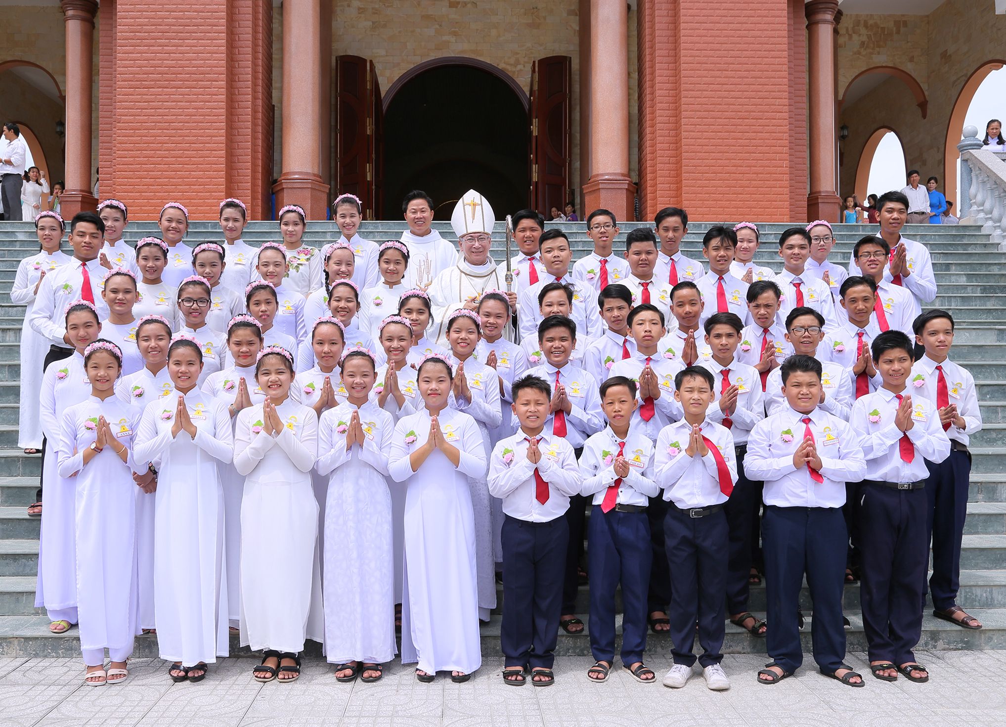 Giáo xứ Long Điền:  Đức Cha Emmanuel ban Bí Tích Thêm Sức cho 55 em thiếu nhi