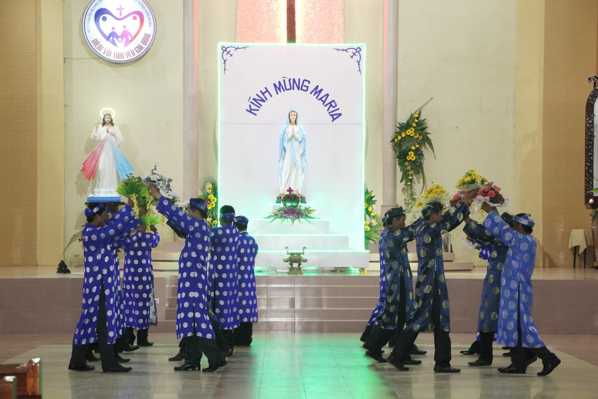 Tin ảnh: Giáo xứ Hữu Phước: Giới Gia trưởng dâng hoa tôn kính Đức Mẹ- Khai mạc Tháng Hoa 2017
