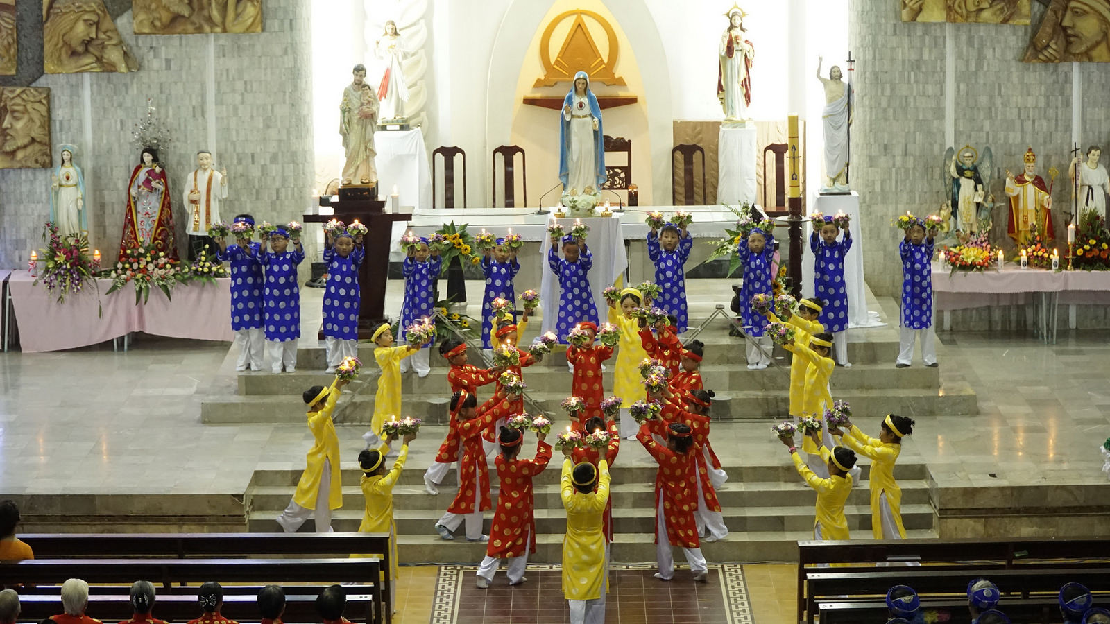 Tháng Hoa muôn sắc