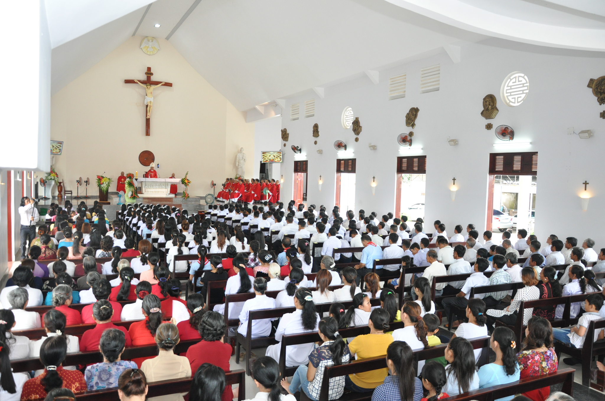 Giáo xứ Hòa Tân: Đức Cha Emmanuel ban Bí Tích Thêm sức cho 106 em thiếu nhi và tân tòng