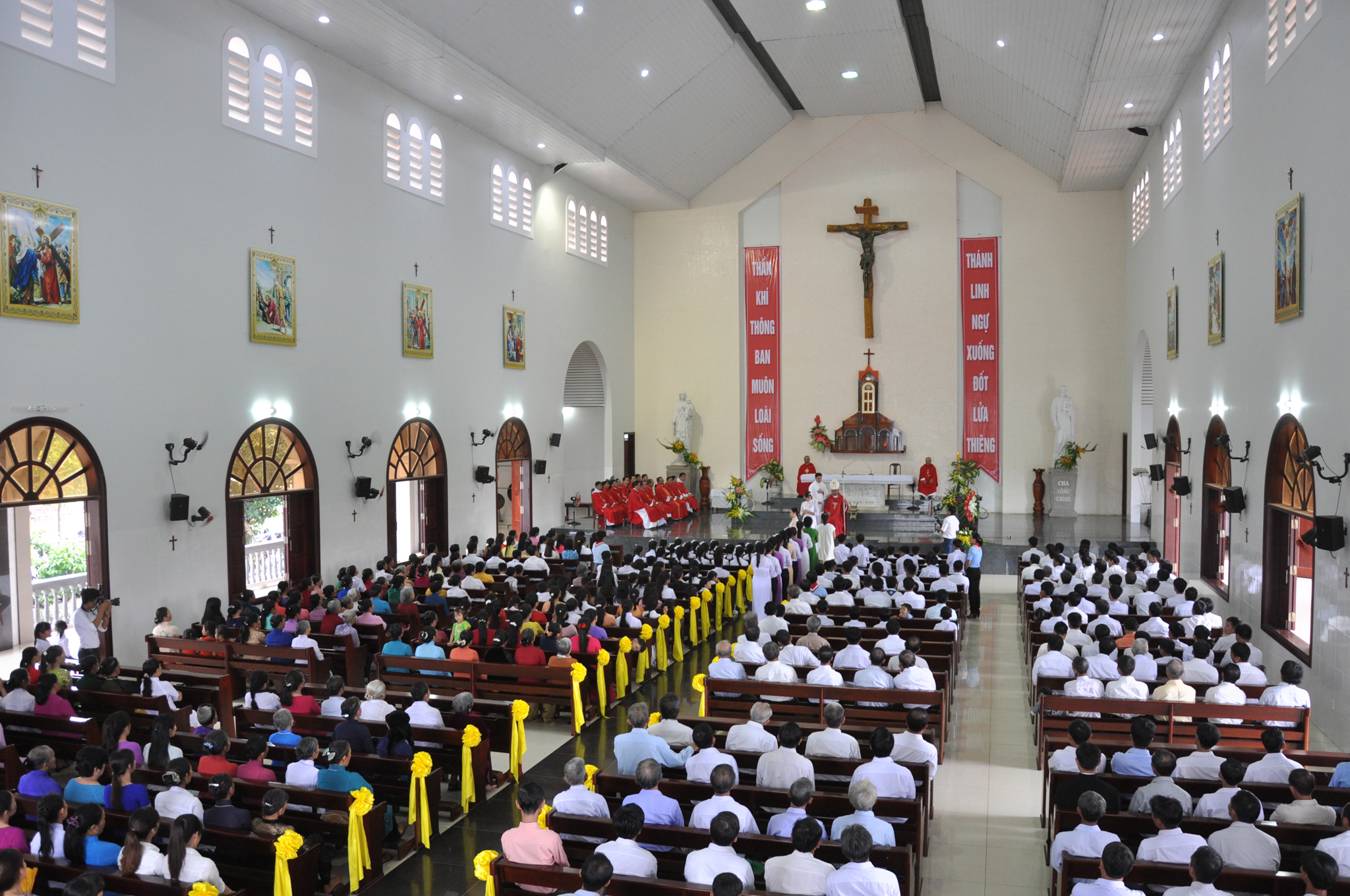 Giáo xứ Bông Trang: Đức cha Emmanuel ban Bí tích Thêm sức  cho 63 em thiếu nhi và thanh thiếu niên