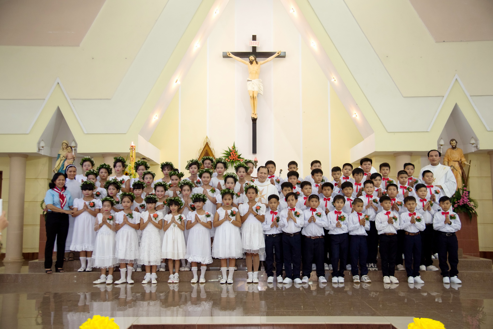 Tin ảnh: Giáo xứ Quảng Nghệ: Thánh lễ mừng Bổn mạng Giới Thiếu Nhi và Rước lễ Lần Đầu