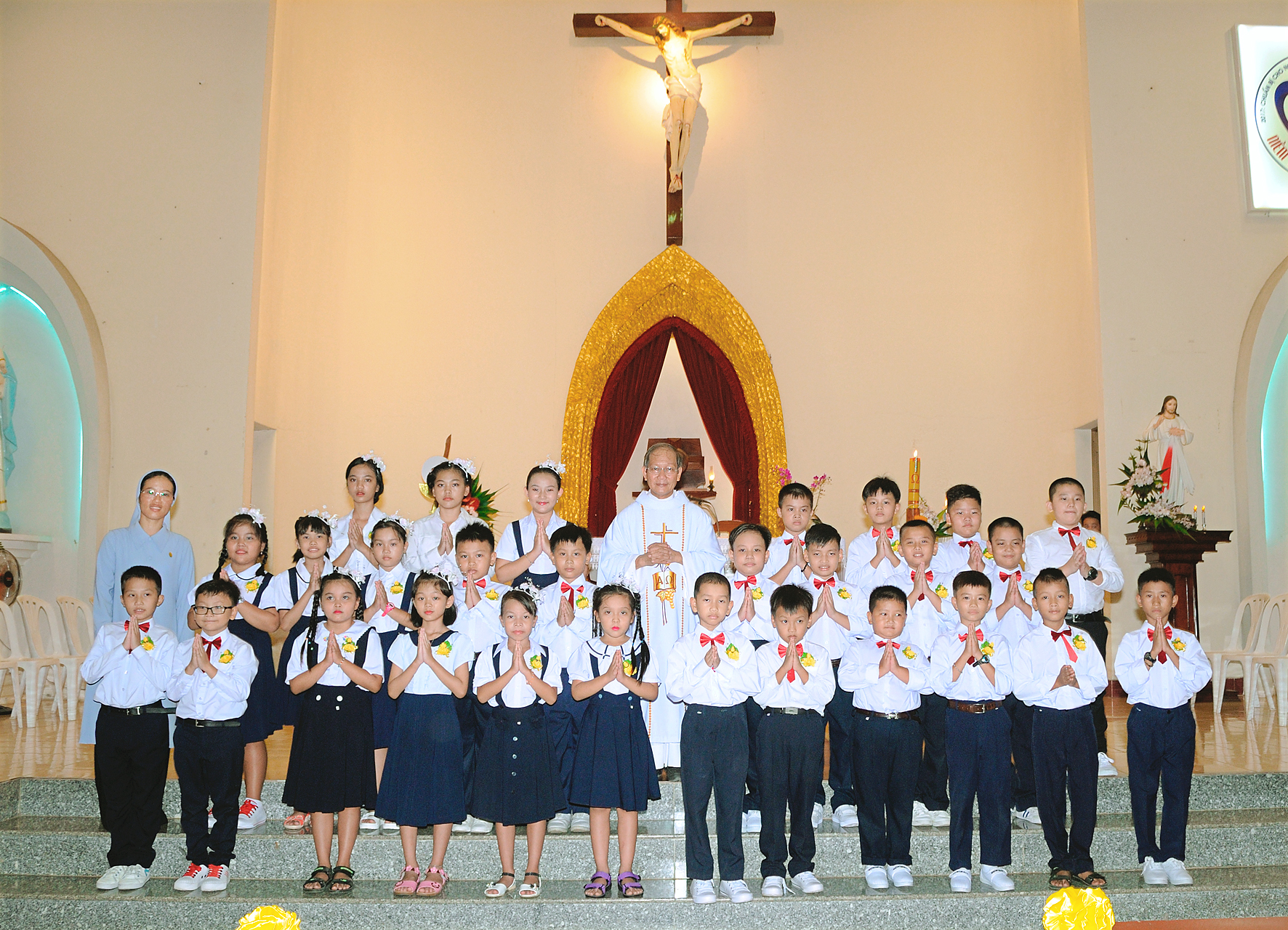Giáo xứ Thủ Lựu: Thánh lễ mừng Bổn mạng Giới Thiếu nhi và Rước lễ lần đầu
