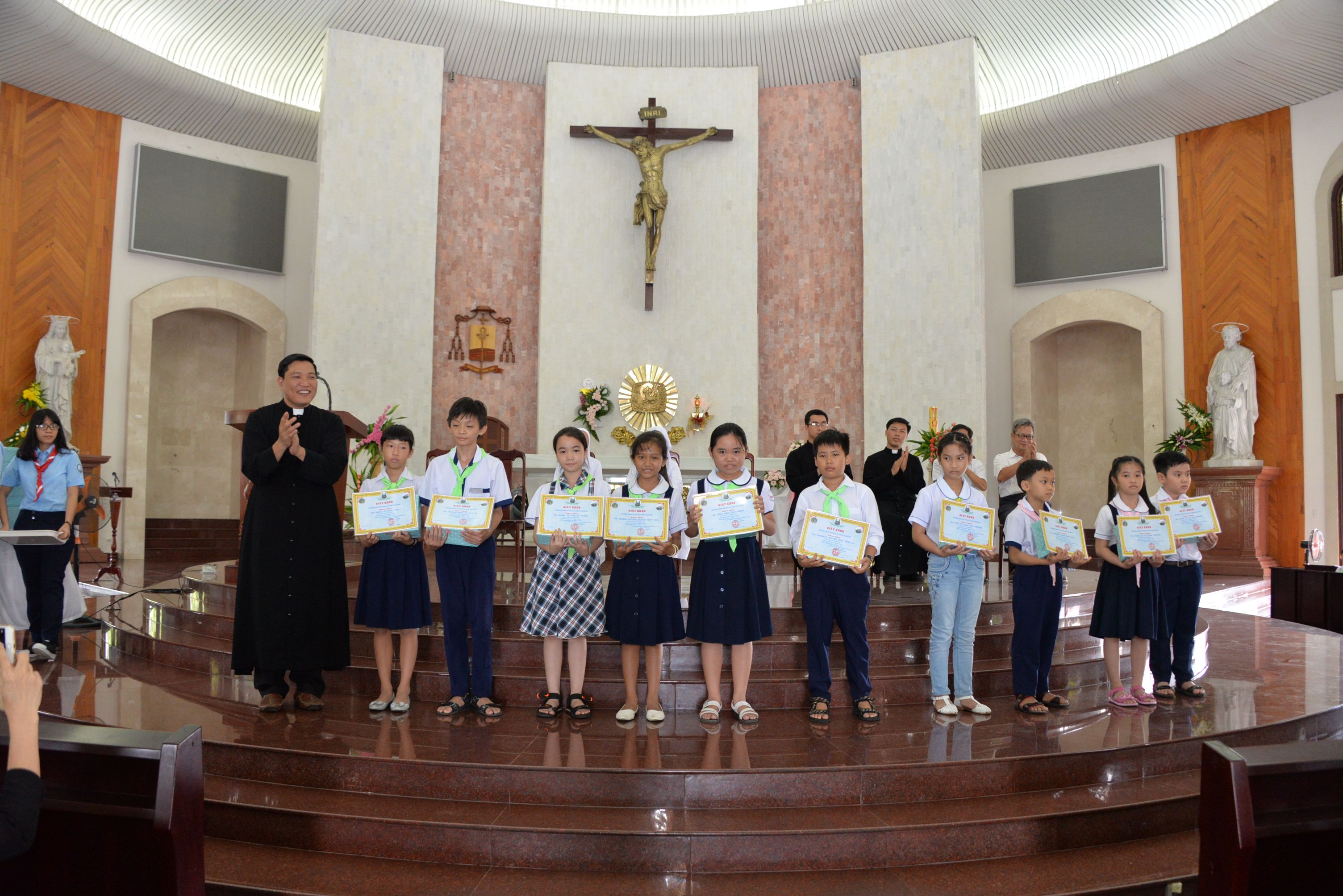 Giáo xứ Chánh Tòa Bà Rịa: Mừng lễ Bổn mạng Giới Thiếu nhi và tổng kết năm học Giáo lý 2016-2017